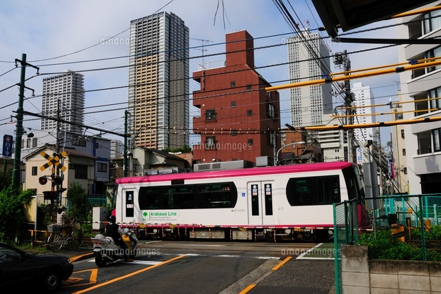 都電荒川線と池袋の高層ビル 10252005480 の写真素材 イラスト素材 アマナイメージズ