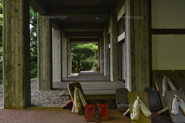 迦葉山弥勒寺内青少年研修道場前にある巨大な下駄 の写真素材 イラスト素材 アマナイメージズ
