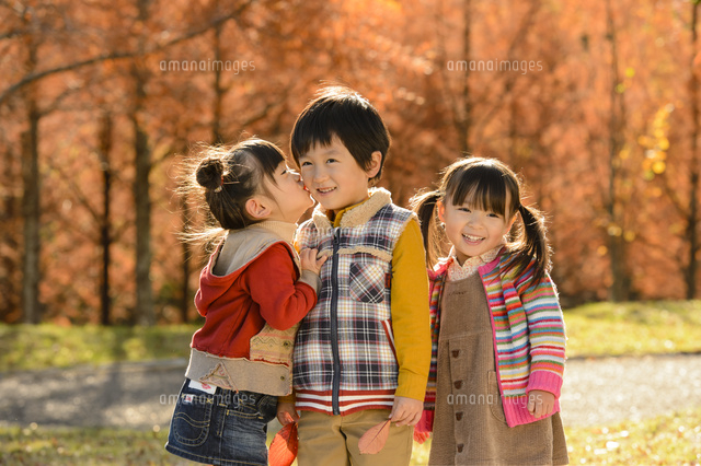 ほっぺにキスする男の子と女の子 10264008917 の写真素材 イラスト