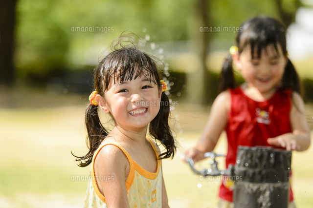 公園の水飲み場で水遊びする女の子 10264009463 の写真素材 イラスト
