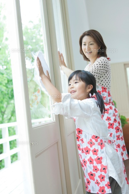 窓拭きをする日本人の母と娘
(c)Pholdar nine/a.collectionRF