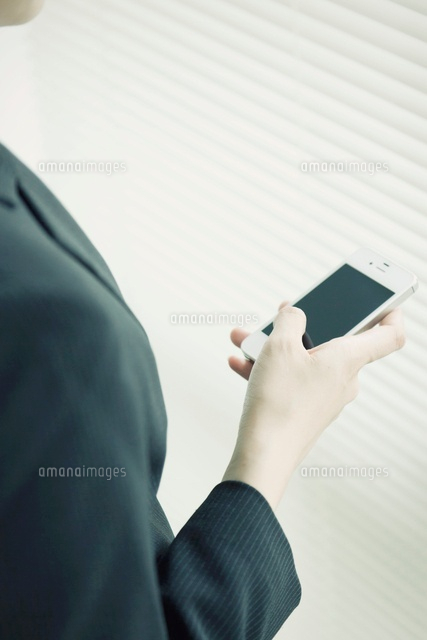 スマートフォンを操作する女性の手元
(c)Pholdar nine/a.collectionRF