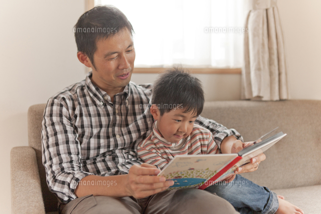 本を読む父と息子
(c)Pholdar nine/a.collectionRF