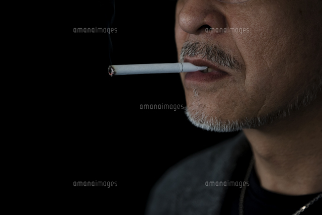 タバコを吸う日本人男性の口元
(c)Pholdar nine/a.collectionRF