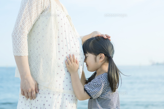 妊婦の母のお腹に顔をつける娘
(c)Pholdar nine/a.collectionRF