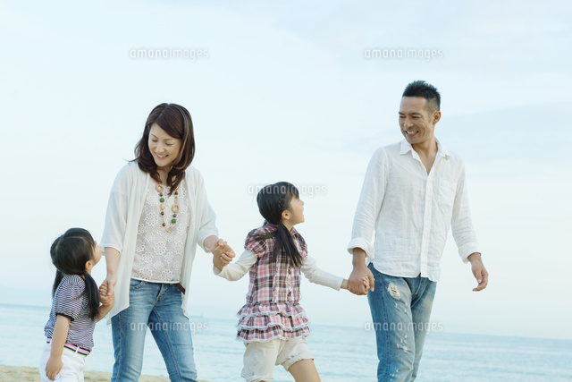 海辺を歩く日本人家族
(c)Pholdar nine/a.collectionRF