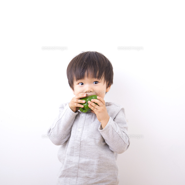 ピーマンを食べる男の子 の写真素材 イラスト素材 アマナイメージズ