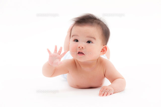 腹ばいで上を向く赤ちゃん
(c)JIM/a.collectionRF