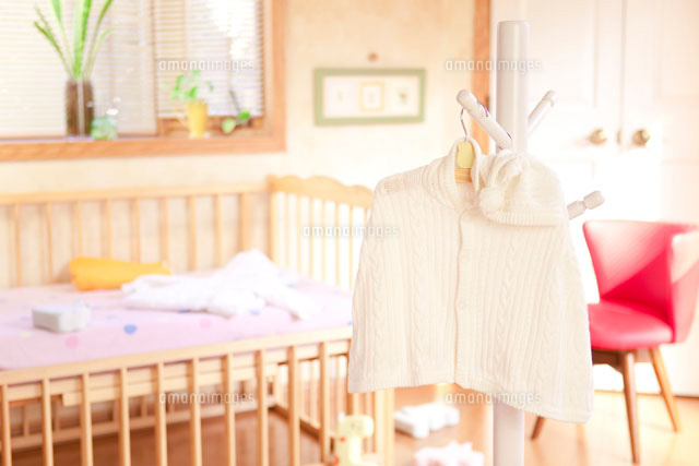 ベッドの前にあるハンガーにかけたベビー服
(c)JIM/a.collectionRF