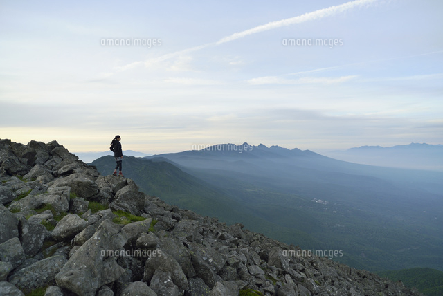 山頂で景色を眺める登山者
(c)AKIO YAMAMOTO/a.collectionRF
