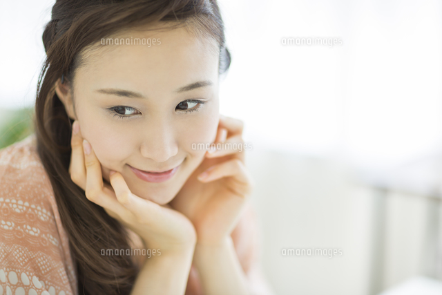 頬杖をして微笑む女性
(c)RYO