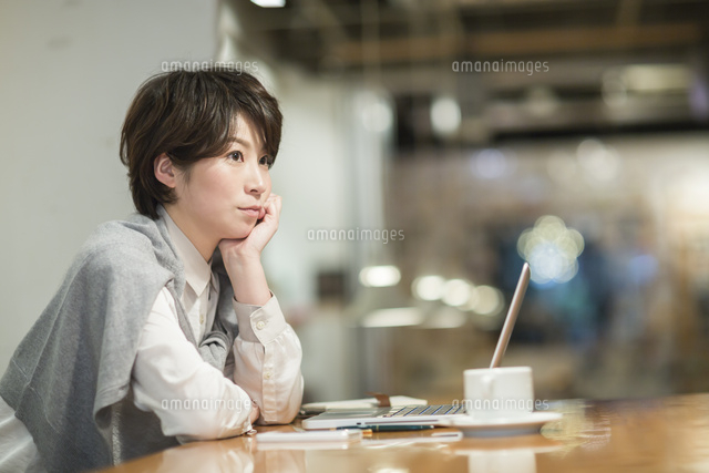 カフェで考え事をするビジネスウーマン
(c)RYO