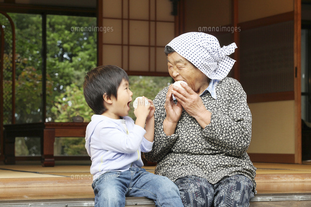 縁側の祖母と孫
(c)Niigata Photo Library/a.collectionRF