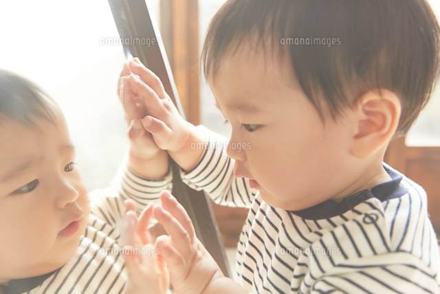 鏡を見ている子供
(c)SHAKTI/a.collectionRF