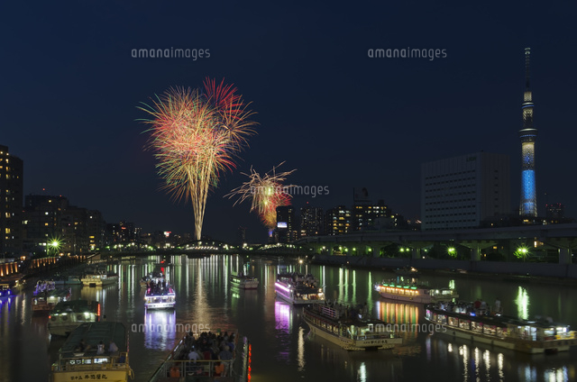 隅田川花火大会と屋形船と東京スカイツリー暮色 の写真素材 イラスト素材 アマナイメージズ
