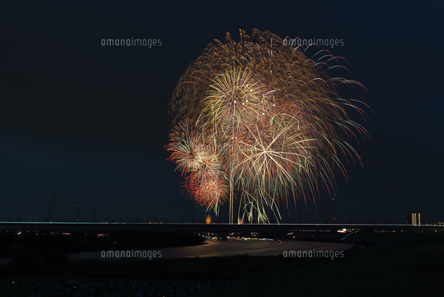 いたばし花火大会と戸田橋花火大会と新幹線軌跡 の写真素材 イラスト素材 アマナイメージズ