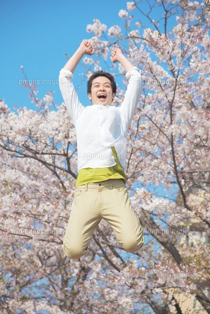 桜とジャンプする日本人男性
(c)UFO RF/a.collectionRF
