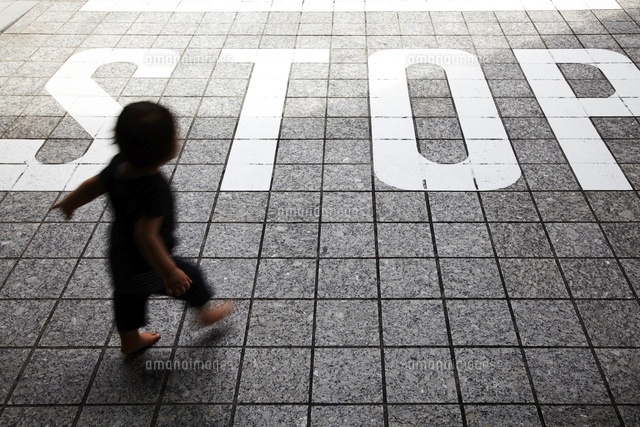 STOPの前を歩く子供
(c)Sudo Takeshi/a.collectionRF