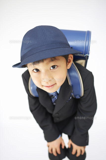 スーツで青いランドセルを背負い前かがみになる小学一年生 10449000405