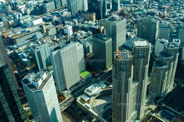 新宿のビル群を空から俯瞰する