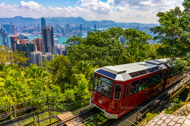 ピークトラムと香港の高層ビル街
(c)YANSHIN/a.collectionRF