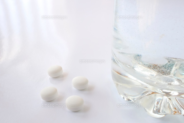 錠剤とコップ
(c)Ichiro Kozu/a.collectionRF