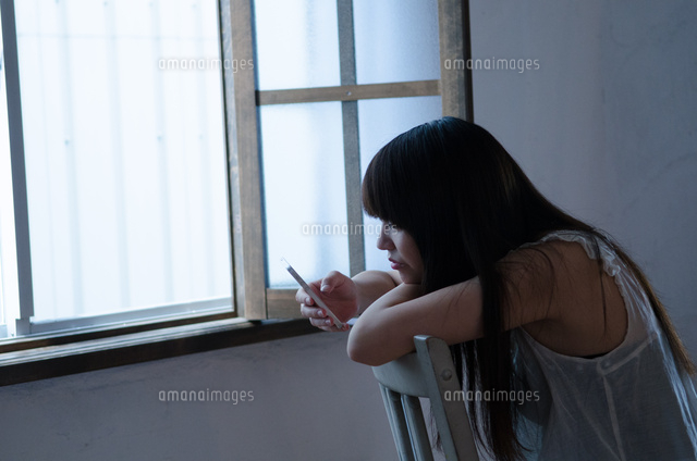 イスに座ってスマートフォンを操作する女性
(c)Emi Komagata/a.collectionRF