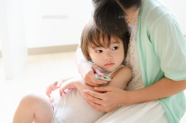 脇の下に体温計を挟む男の子
(c)Emi Komagata/a.collectionRF