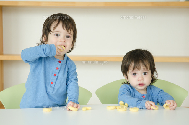 おやつを食べている双子の男の子たち
(c)Emi Komagata/a.collectionRF