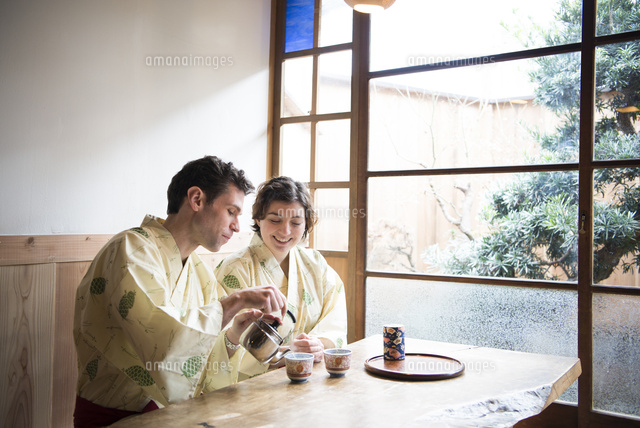 浴衣姿でお茶を入れている外国人カップル 10568003461 の写真素材