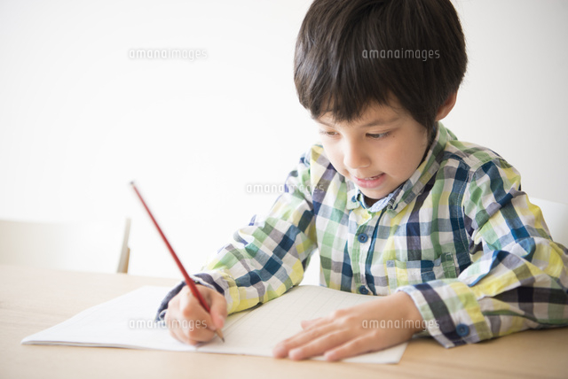 勉強をしている男の子
(c)Emi Komagata/a.collectionRF