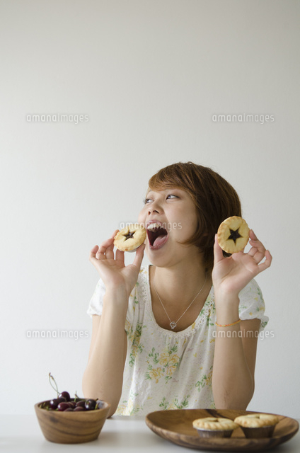 パイを持って大きな口を開けている女性 10568005439 の写真素材