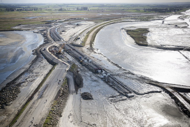上から見るモンサンミッシェル渡り橋工事 10573001718 の写真素材 イラスト素材 アマナイメージズ