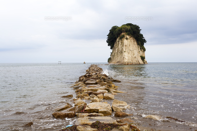 能登半島 珠洲 見附島(軍艦島)
(c)officek/a.collectionRF