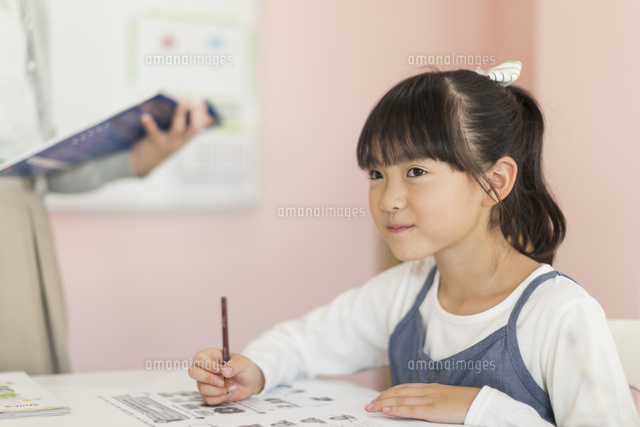 教室で勉強をする女の子
(c)RYO