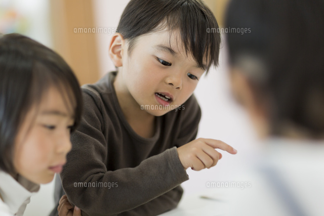 教室で勉強をする子供たち
(c)RYO
