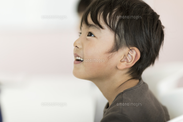 教室で授業を受ける男の子
(c)RYO