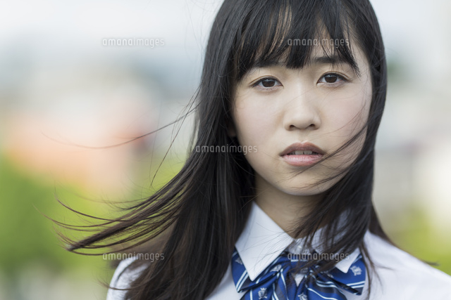 真剣な表情の女子学生
(c)RYO