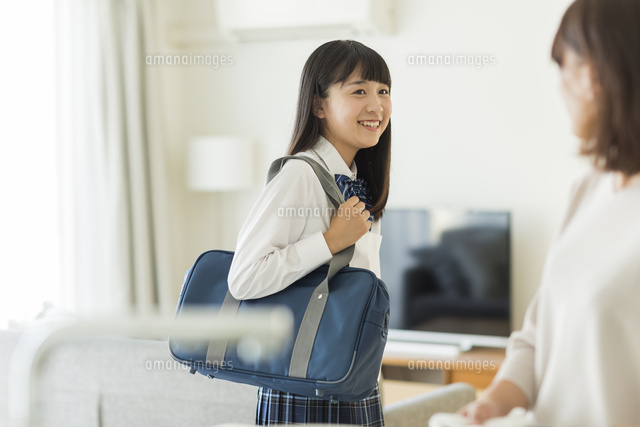 笑顔の女子学生
(c)RYO