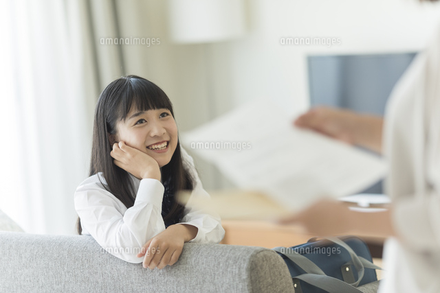 母親に成績表を見せる女の子
(c)RYO