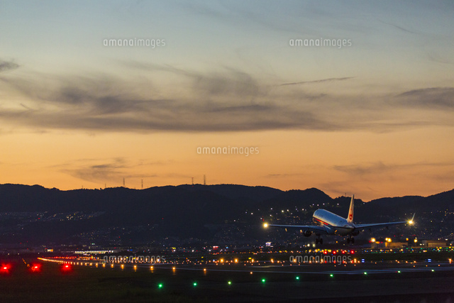 夕暮れの伊丹空港の飛行機 の写真素材 イラスト素材 アマナイメージズ