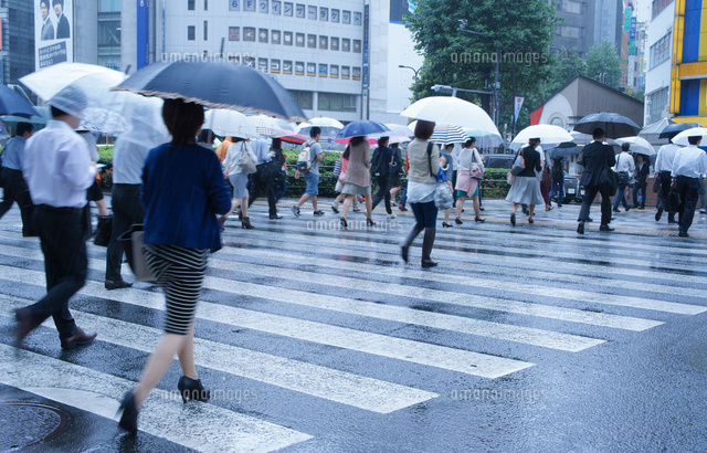 雨の日の都会風景 10696001319 の写真素材 イラスト素材 アマナ