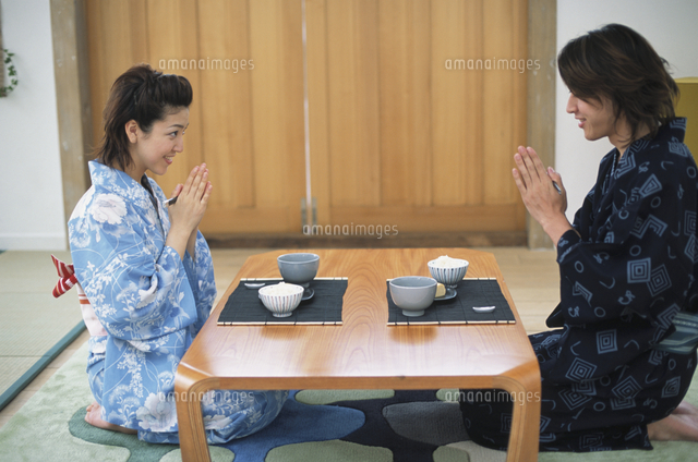 浴衣で食事を始める男女 の写真素材 イラスト素材 アマナイメージズ