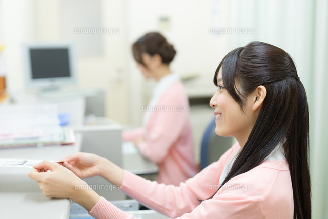 ナースステーションの看護師
(c)forty-one/amanaimagesRF