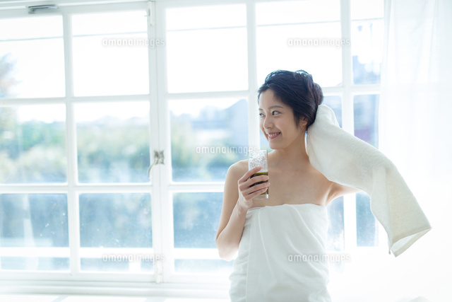 シャワー後に野菜ジュースを飲む女性
(c)forty-one/amanaimagesRF