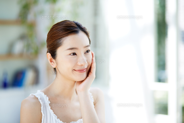 スキンケアをする女性
(c)forty-one/amanaimagesRF