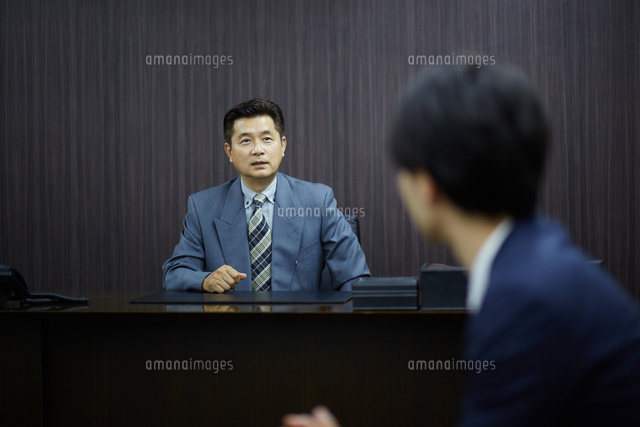 デスクに座る上司と部下
(c)forty-one/amanaimagesRF