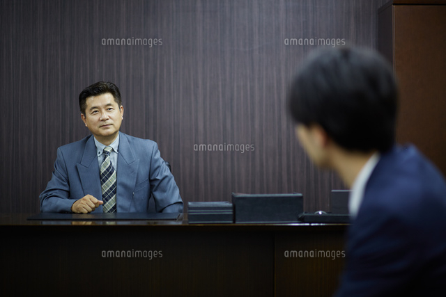 デスクに座る上司と部下
(c)forty-one/amanaimagesRF