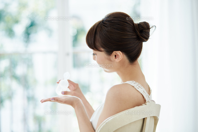 スキンケアする若い女性
(c)forty-one/amanaimagesRF