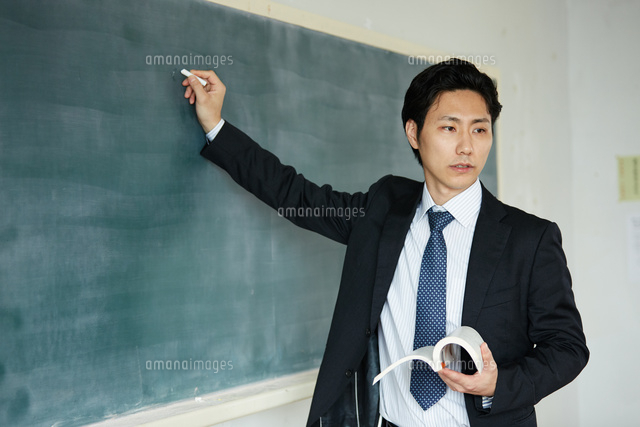 黒板で説明する男性教師
(c)forty-one/amanaimagesRF